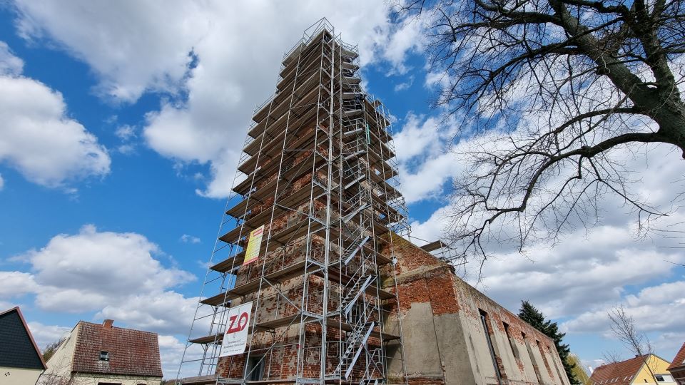 11.42.2022 - Sanierungsarbeiten an der Zabakucker Dorfkirche, Öffnung der Turmkugel - 