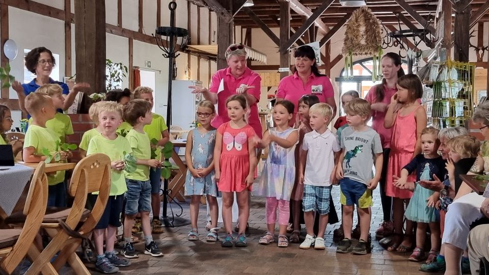09.70.2022 - Sommerfest der Lindenblüte in Hohenseeden - Kita-Kinder aus Hohenseeden gestalteten das schöne Programm