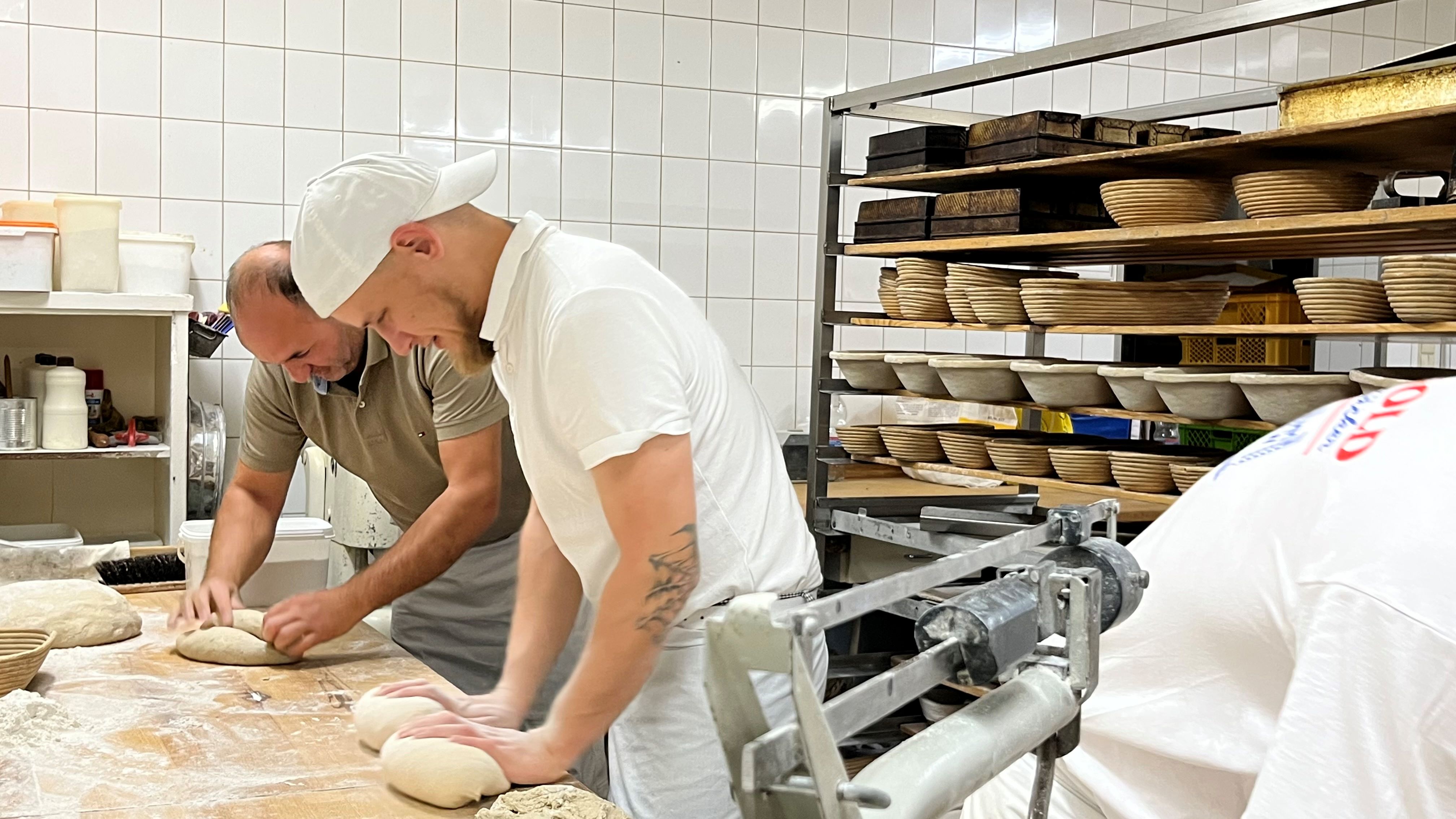 09.72.2022 - Eintauchen in die Welt des Bäckerhandwerks - Der Teig für das Roggenmischbrot wird in Form gebracht.
