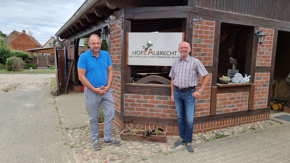 10.80.2022 - Abstecher zum Reiterhof Albrecht in Buch - v.l. Thomas Staudt, Rüdiger Albrecht