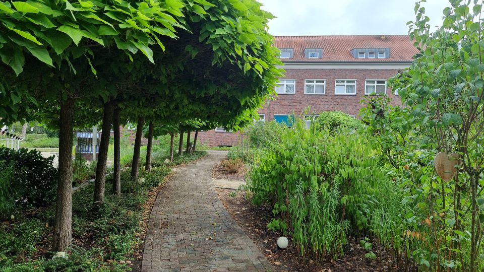 13.82.2022 - Zu Gast im Seniorenheim der Johanniter in Genthin-Wald - Impression Garten