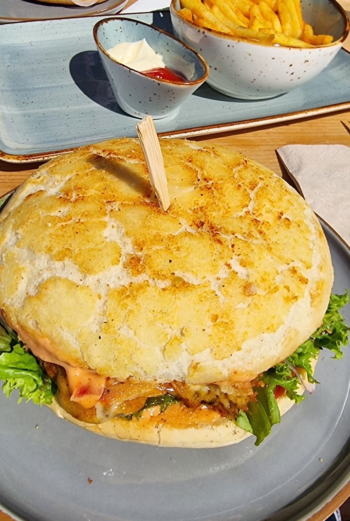 10.90.2022 - Glückwünsche zur Eröffnung „Bistro 1 A“ in Lüderitz - u.a. werden frische Burger angeboten.