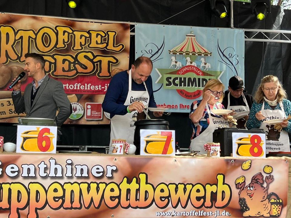 10.91.2022 - Genthiner Kartoffelsuppenwettbewerb - Eine Vielzahl von schmackhaften Kartoffelsuppen wurde getestet.