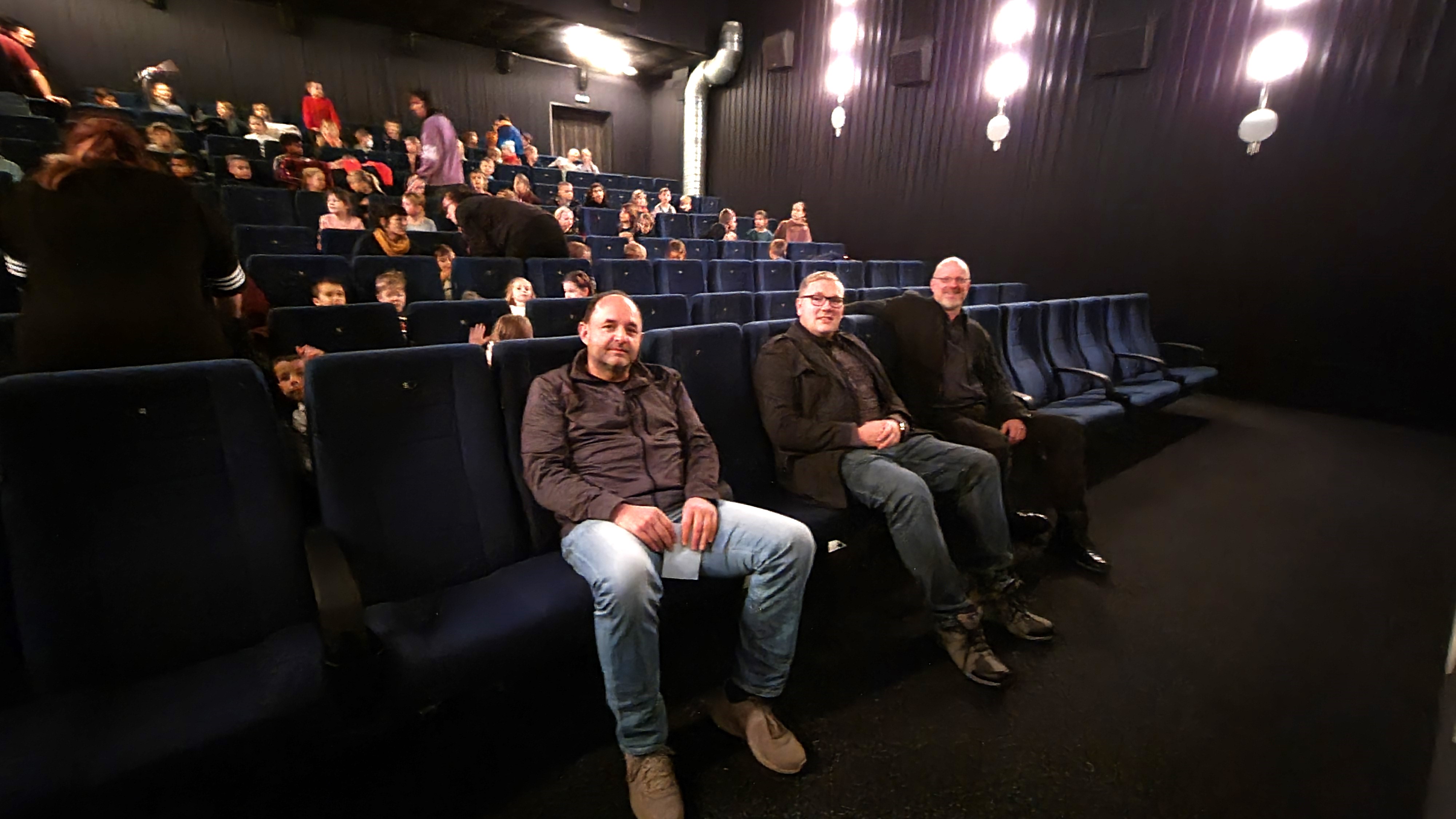 12.20.2022 - Kinder erleben aufregenden Kinotag - Extravorstellung von „Arthur - Weihnachtsmann“ - im Kinosaal Genthin