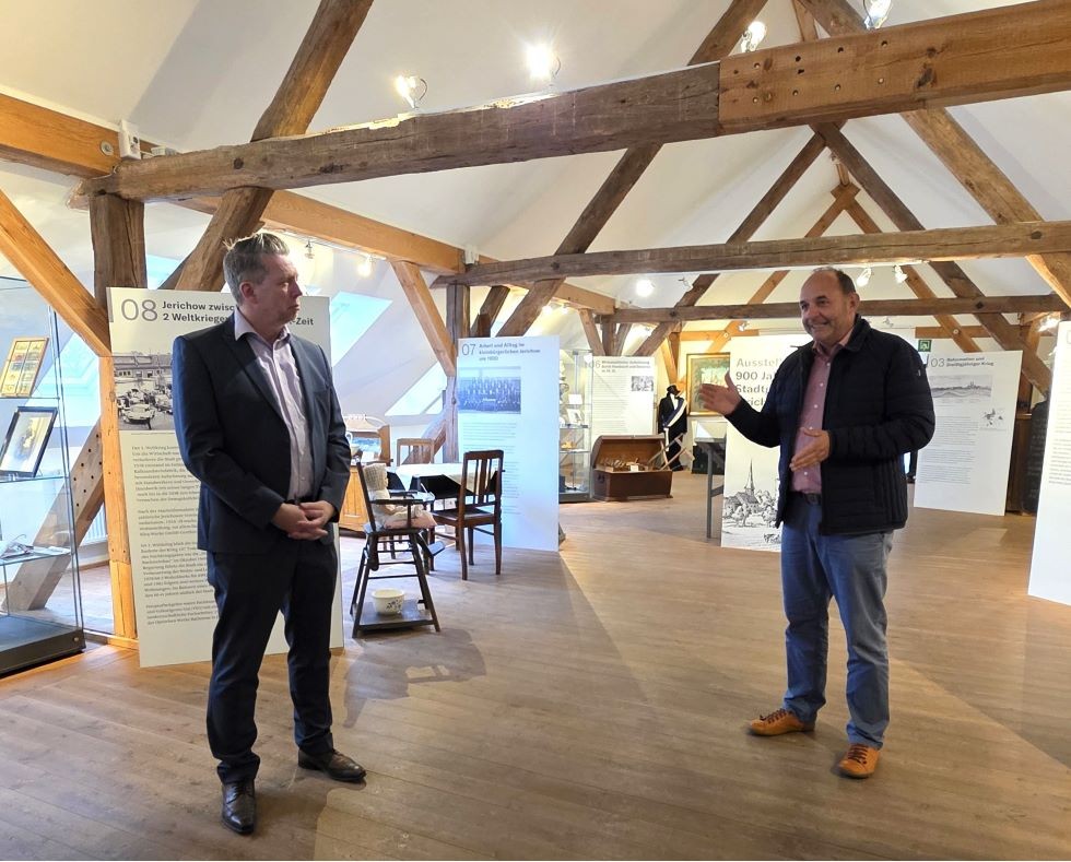 v.l. Staatssekretr Dr. Sebastian Putz und MdL Thomas Staudt im Ausstellungsraum 900 Jahre Stadtgeschichte Jerichow