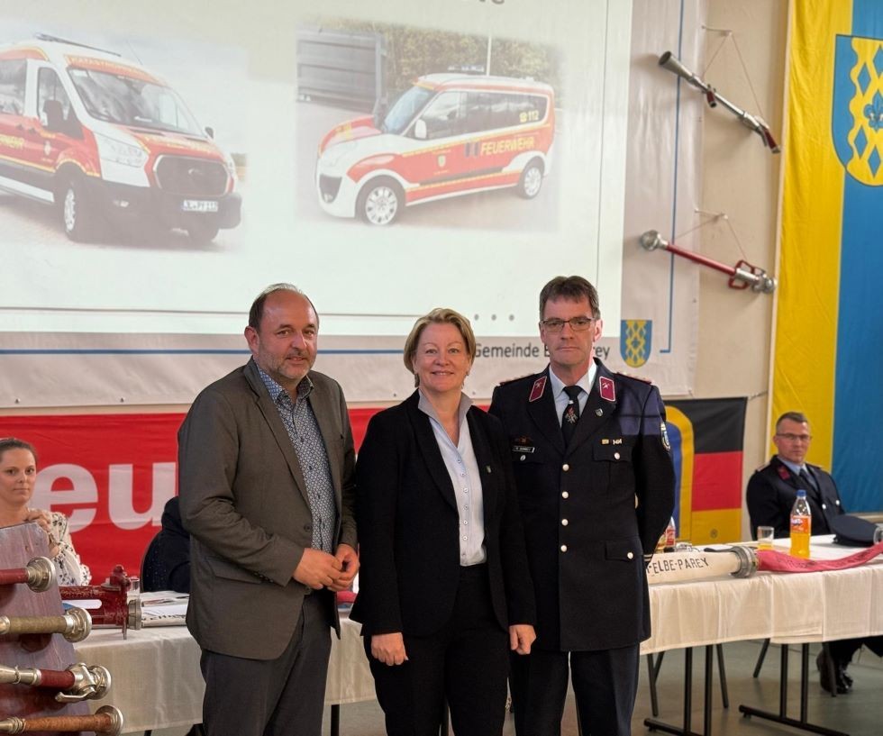 v.l. Thomas Staudt MdL, B�rgermeisterin der EHG Elbe-Parey Nicole Golz und Gemeindewehrleiter Marko Gummelt