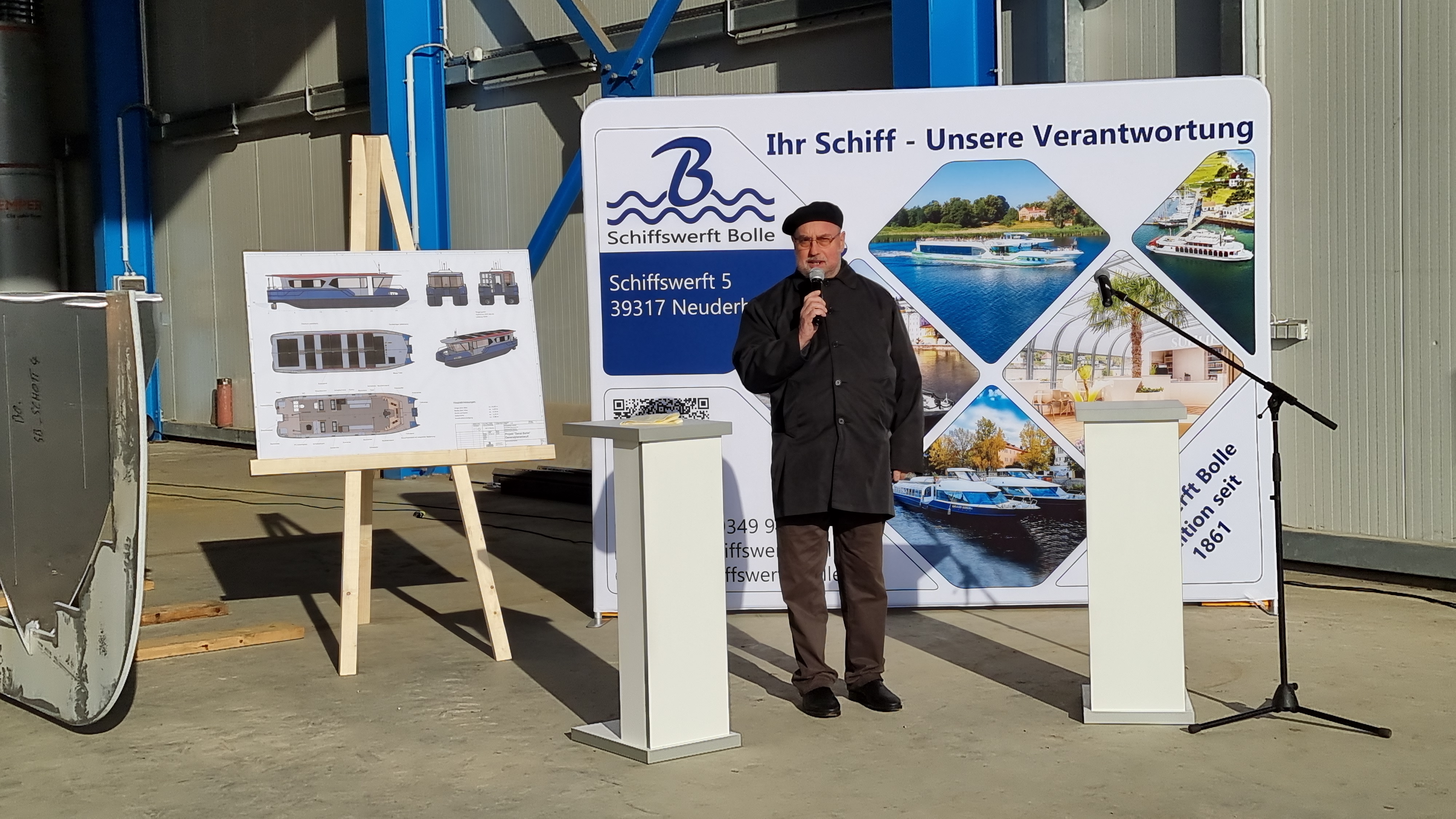 10.11.2021 - Bau eines neuen solar-elektrisch betriebenen Schiffes  - Pfarrer Breit segnete das Schiff.