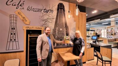 v.l. Thomas Staudt und Inhaberin Frau Matthews