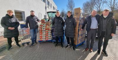 �bergabe der Sachspenden an Artem Sikulskyi (re.)