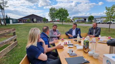 Gesprächsrunde auf dem Agrarhof von Henk Heringa in Klietznick