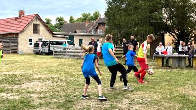 M�dchen und Jungen kickten beim Fu�ballturnier