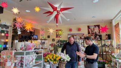 v.l.: Thomas Staudt - MdL, Gesch�ftsinhaber Steven Senf