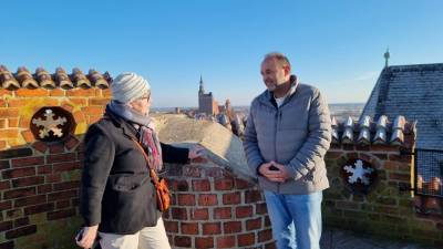 v.l. Regine Sch�nberg und Thomas Staudt auf der Aussichtsplattform des Neust�dter Tores