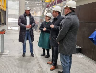 

v.l.: Gesch�ftsbereichsleiter Sven Wening, Staatssekret�rin Stefanie P�tzsch, MdL Thomas Staudt, Vorsitzender des Wirtschafts- und Umweltausschusses Alexander Otto