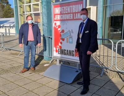 Rechts im Bild: Thomas Barz (1. Beigeordneter des Landkreises JL) 