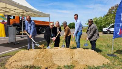 v.l. Thomas Staudt, MdL, Cathleen L�dicke (B�rgermeisterin der EHG Jerichow, Nicole Golz (B�rgermeisterin der EHG Elbe-Parey), Ministerin Dr. Lydia H�skens, Steffen Burchhardt (Landrat), Guido Kosmehl (MdL) und Stefan H�rold (Pr�sident der Landesstra�enbaubeh�rde LSA)