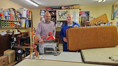 v.l. MdL Thomas Staudt und Armin Lippelt in der Polstereiwerkstatt
