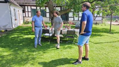 Hausherr Carl Heine (Mi.) erl�utert uns den Stand des Projektes (re. Marco Radke)