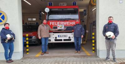 Neue Feuerwehrhelme f�r die Kameraden der FFW Parchen