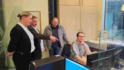 Hermann Hohenstein (2.v.l.) erl�utert die Aufgaben von Azubi Niklas Brumke (r.), der die Lehre als Industriekaufmann im 2. Lehrjahr absolviert. Er ist u.a. f�r den Vertrieb, Kundenkontakt und das Qualit�tsmanagement zust�ndig.