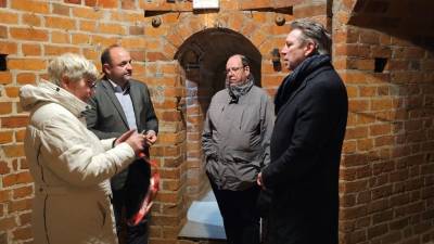 v.l. Regine Sch�nberg, MdL Thomas Staudt, Architekt J�rg Jensen, Staatssekret�r f�r Kultur Dr. Sebastian Putz sahen sich im Neust�dter Tor um