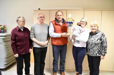 Ehrung von Linda Staffe mit dem Ehrenpreis
v.l. Hannelore Freitag, Staatssekret�r Gert Zender, Thomas Staudt, Linda Staffe, Ortsb�rgermeisterin Edith Braun