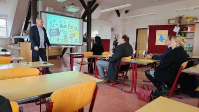 Schulleiter Torsten Herms erl�utert das Konzept der Grundschule Comenius.