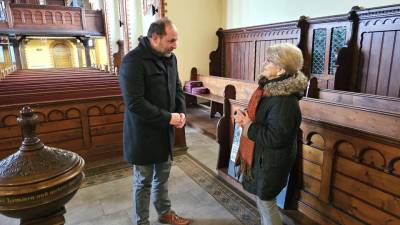 v.l. Thomas Staudt, Ursula Herzog bei der Besichtigung der Kirche in Schernebeck