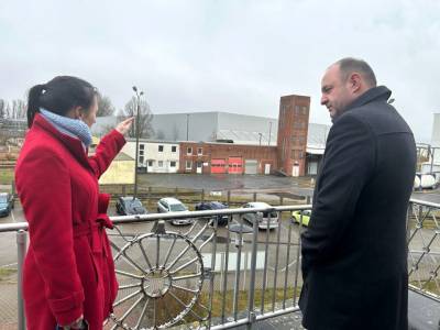 Elisa Heinke ? Gesch�ftsf�hrerin der QSG und Thomas Staudt MdL auf dem Balkon des Stadtkulturhauses
