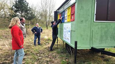 v.l. B�rgermeisterin Nicole Golz, Thomas Staudt, stellv. Vereinsvorsitzender Mario Helmrich, Imker Herbert Hollstein