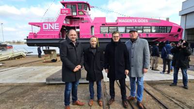 v.l. Thomas Staudt MdL, Gesch�ftsf�hrer Olaf Deters, Staatssekret�r Sven Haller, MdL J�rg Bernstein beim Stapellauf SET Neubau 212