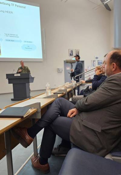 Oberst Heiko Diehl (l.) informiert �ber die aktuellen Entwicklungen des Gefechts�bungszentrums Heer