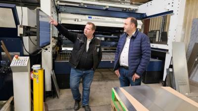 v.l. Gesch�ftsf�hrer Marcel Wendt erl�utert den Ablauf der CNC-Technik.