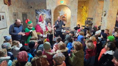 Strahlende Kinderaugen beim Anblick vom Nikolaus und seiner Elfe