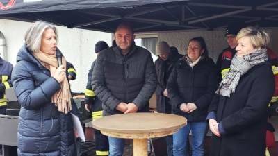 v.l. Dr. Tamara Zieschang, Thomas Staudt, MdL, Marry Hempel (Ortsb�rgermeisterin), Stadtwehrleiter Patrick Hegewald, B�rgermeisterin Cathleen L�dicke