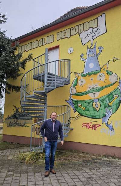 Thomas Staudt - MdL vor dem Jugendclub in Jerichow
