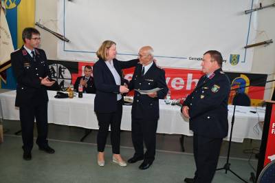 B�rgermeisterin Nicole Golz (l.) nimmt Ehrungen vor.