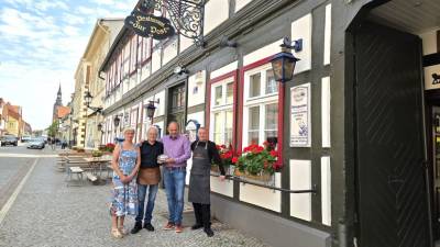Gratulation zum 35j�hrigen Jubil�um
Foto: v.l. Cynthia Sch�ler, Harald Liebisch, Thomas Staudt MdL, Gabriel Liebisch