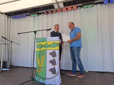 v.l. Ortsb�rgermeister Lukas Carsten K�ppe �bergab eine Ehrenurkunde an Thomas Staudt MdL