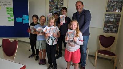 �bergabe der Sch�lerkalender an Kinder des Kinder- und Jugendhauses 