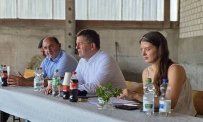 v.l. Lars Behrendt, Thomas Staudt MdL, Landwirtschaftsminister Sven Schulze im Gespr�ch mit Landwirten aus der Region