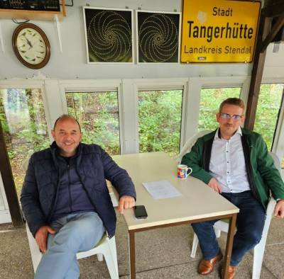 v.l. Thomas Staudt MdL, Vorsitzender des Vorsitzender Heimat und Gutshausverein Jerchel Lucas Carsten K�ppe