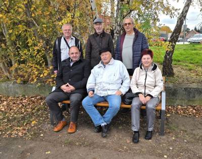 Thomas Staudt MdL (li.) und Klaus Dieter Bauer (li. stehend) freuen sich mit weiteren Senioren �ber die neue Parkbank am Kanal