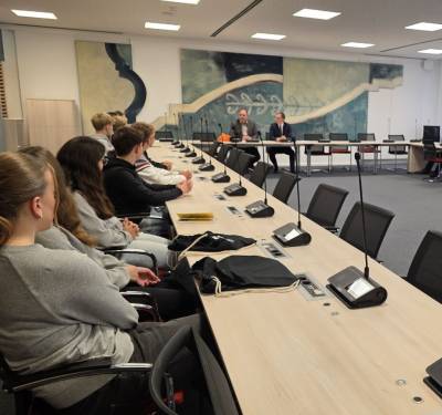 Diskussionsrunde mit Sch�lerinnen und Sch�lern der Klasse 9/1 im Landtag von Sachsen-Anhalt