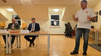 Ulrich Rebling (re.) - Vereinsvorsitzender des Tangerm�nder Ruderclubs e.V. - begr��t alle Anwesenden in den vereinseigenen R�umen v.l. Thomas Staudt MdL, Minister Sven Schulze