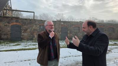 v.l. Eberhard Kobe, Thomas Staudt MdL Auch das Dach der r�ckw�rtigen Scheune ist f�r eine Rekonstruktion vorgesehen.
