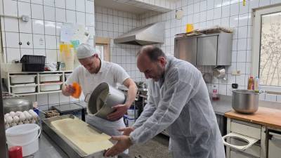 v.l. Philipp Rhodmann und Thomas Staudt f�llen den Teig in die 