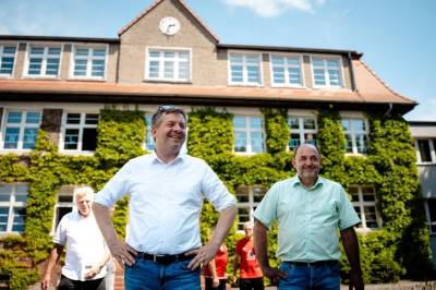 Vor der Grundschule in Jerichow
v.l. Ortsb�rgermeister Ralf Braunschweig, Ministerpr�sident Sven Schulze, Thomas Staudt MdL 