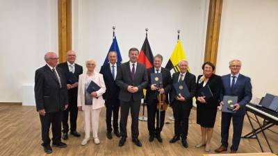 v.l. J�rgen Leindecker, Prof. Dr. Klaus Begall, Ingeborg Linde, Arndt Kemisies, Ministerpr�sident Sven Schulze, Marco Rei�, Dr. Nikolaus S�rchen, Eva-Maria Wybrands, Jens-Uwe B�hme