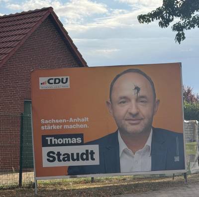 beschmierter Gro�aufsteller in Tangerm�nde